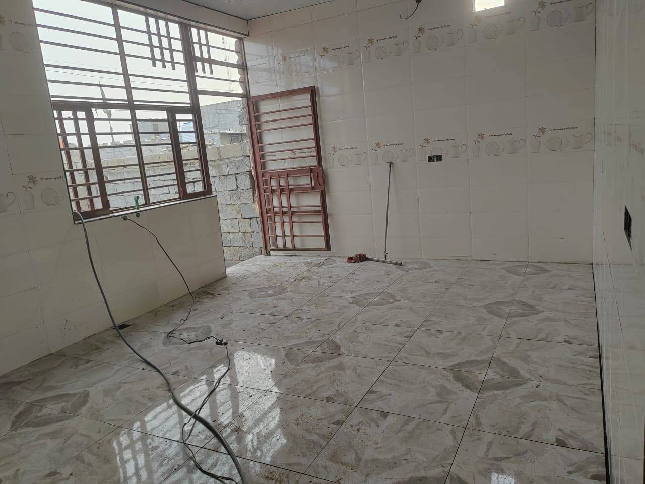 السلام عليكم مكلف بلنشر
دار للبيع مساحة 200 متر حي ذويب ثاني ركن غرفتين 5×4 صالة 9×4 استقبال 6×4 مطبخ 6×4 صحيات داخل وخارج ترك فرة. علبيت خدمات كاملة ماء كهرباء مجاري تبليط ملاحضة سقف سندويش استفسار اكثر ***********
