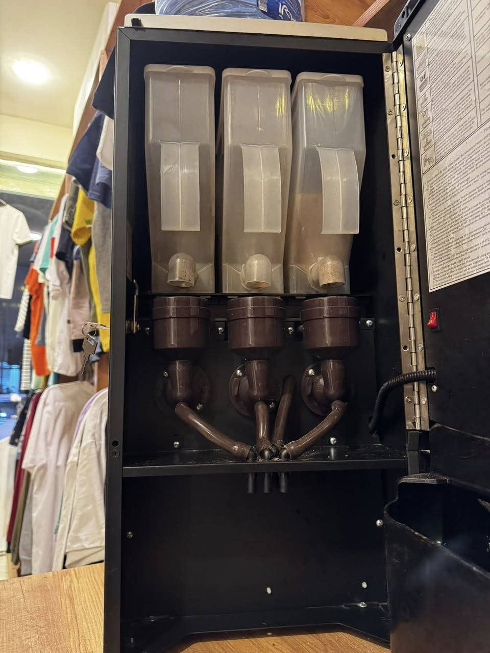 سلام عليكم مكينة قهوة 3x1 قهوة و شوكولاته كابتشينو و ماء حار قابلة للتغير بيهة ضمان على اي عطل في المكينة 
المكينة نضيفة استعمال قليل موجودة الشركة في بغداد حي الإعلام أو في البصرة و في ذي قار
السعر 650الف و بيها مجال 
الرقم ***********
