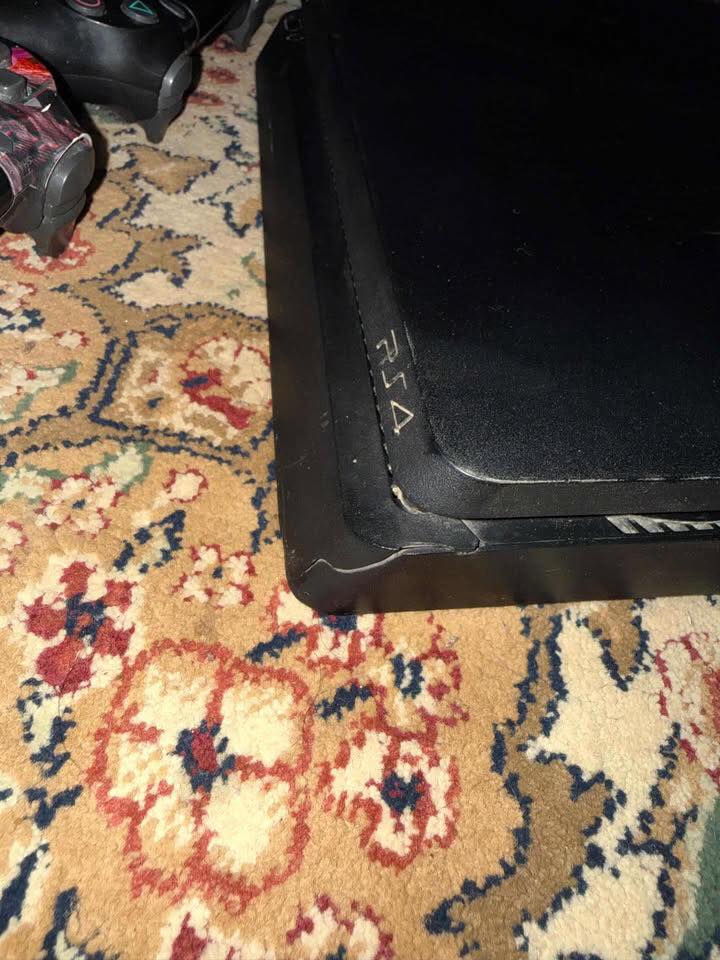 وياه 3 يدات والاقراص كما موضح بالصورة كمية الالعاب الي وياه قوية
كافة الكيبلات موجودة 
الجهاز نظافته 95/100  لا بيه كسر بسيط من الصفحة
السعر 290 الف 
المكان ديوانية التواصل ماسنجر او واتساب هذا رقمي 

‭٠٧٧٦ ٣٦٩ ٣٦٥٧‬
