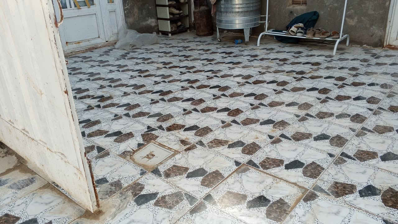 سلام عليكم بيت 100 متر للبيع كربلا  ناحيه الحر منطقه السواده حي السجاد بيت عكاده بي استقبال وصاله ومطبخ و غرفه وصحيات داخليه و خارجيه السعر 50 وبي مجال ***********  اسيا ***********
