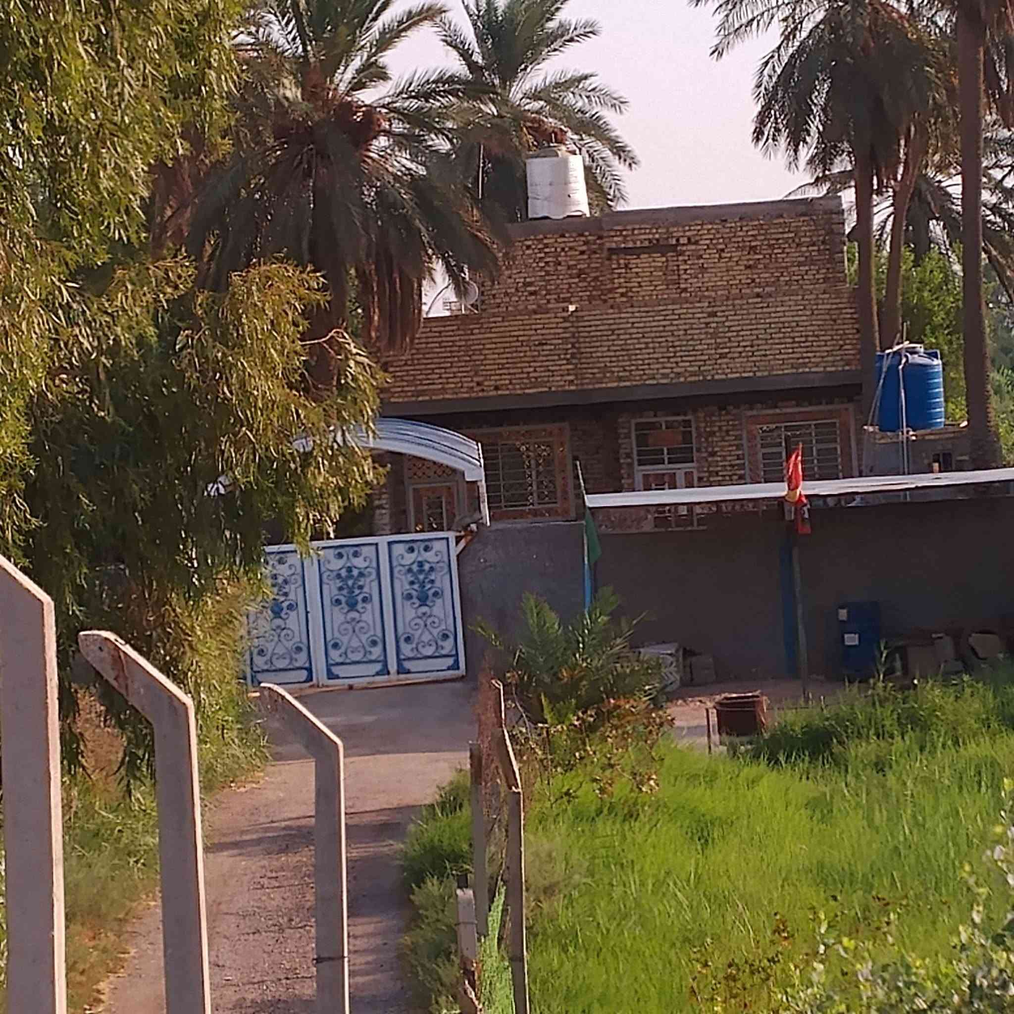نصف دونم مع بيت بنيان جديد سنه 23 مساحه البيت 250 مع جميع انواع الاشجار المثمره العنوان ميسان بساتين دفاس قرب الاساله الماي ثانية على الشط 
الاستفسار ***********
