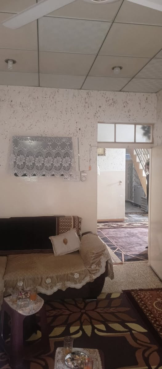 دار للبيع مساحه 125متر واقع حال 131.5مترفي رجم حديد (الضباط) طابقين منطقة مميزه وشارع هدوء تام قريب من الشارع الحولي الجديد كاشي وسيراميك وسقوف ثانوية الدار بناء حديث فول مكتب دار الأمين للعقار ***********. ***********
