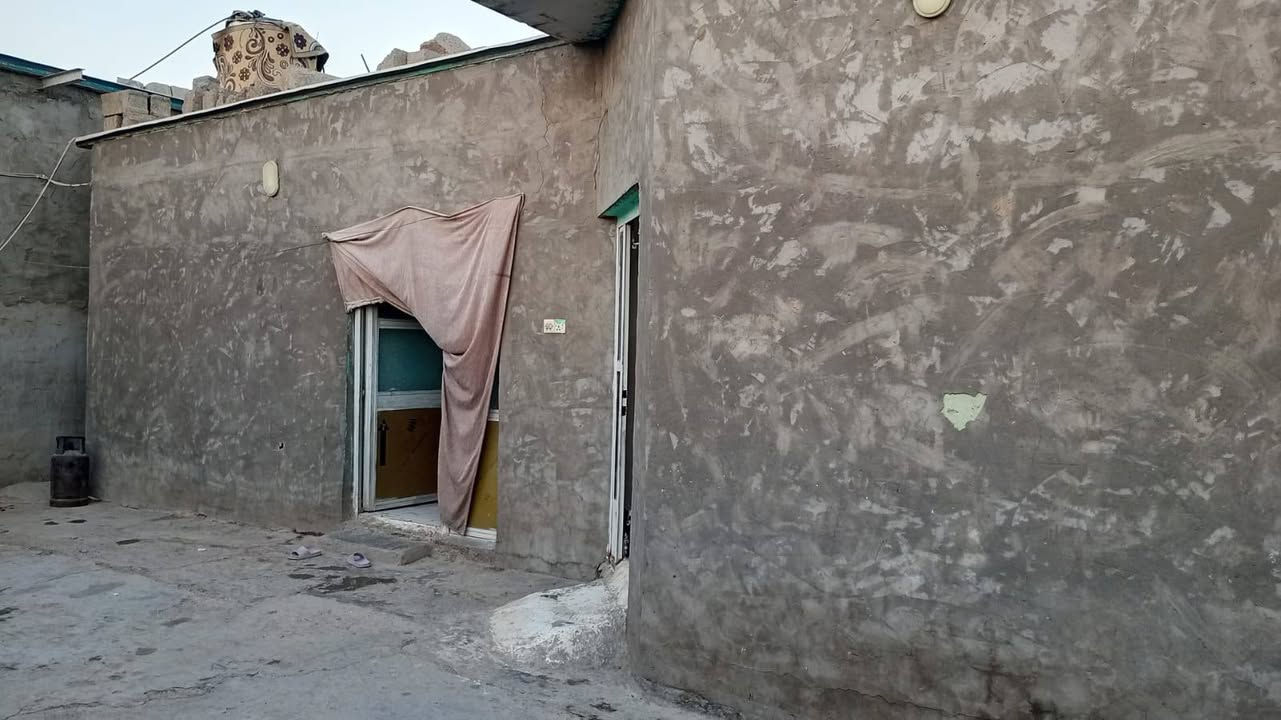 دار للبيع مساحه 270 تجاوز ركن  الابطال قرب جامع الامام علي غرف نوم العدد 2صاله 7في 3 استقبال 7في4مطبخ 2ونص في 2حمام داخلي *********** السعر 25 مكلف بل نشر
