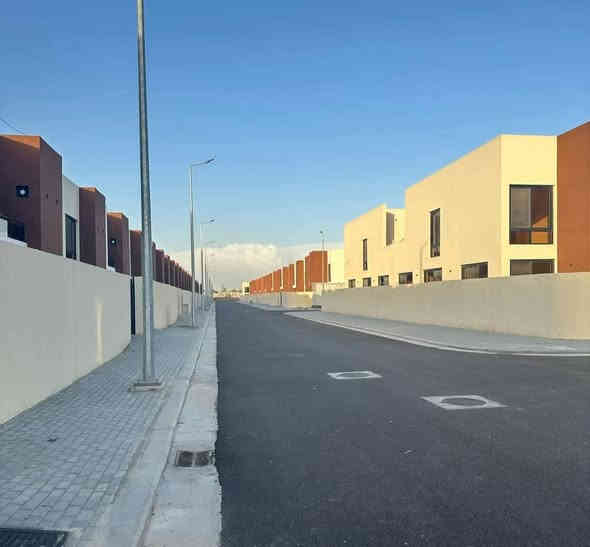 دار للأيجار في مجمع داماك دور الهيئة الوطنية للأستثمار
الموقع : شارع مطار بغداد مجاور ساحة عباس بن فرناس 
 مساحة الدار 200 متر طابقين 
الطابق الاول 
مطبخ +استقبال + صالة +غرفة نوم 1+ حمامات 2
الطابق الثاني 
غرفة نوم بنظام سويت +غرفة نوم عادية + سطحين 

سعر الايجار ١،٢٠٠،٠٠٠ مليون ومائتان الف 

علماً البيت مجهز ((بمنظومه الطاقة الشمسية 20 أمبير ))

للأستفسار الاتصال على الرقم : ***********
