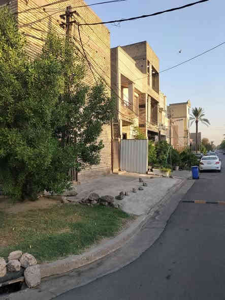 دار للبيع.موقع تجاري وركن وطابقين في حي الجامعه محله 627. قرب عمارة الجم ومدرسة الفكر. مساحته 112م والنزال 9.35 م بناء مسلح سنة 2017 يحتوي على 4 غرف وهول حولي ومطبخ وخدمات لكلا الطابقين . للاستفسار الاتصال على *********** صاحب الدار
