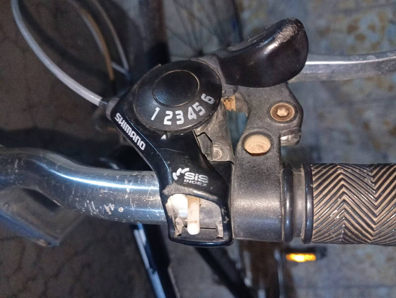 السلام عليكم
بايسكل ماركة AMERICAN EAGLE 
ماركة معروفة
بايسكل باله اصلي ياباني
القطع مالتها كلها اصلية SHIMANO
6كير خلفي و 3 امامي
التايرات ثنيناتهم تايلندي
بايسكل جبلي وايضا سريع 
السعر: 80 الف 
للتواصل على الارقام: 
*********** اسيا
‏‪***********‬‏ كورك

