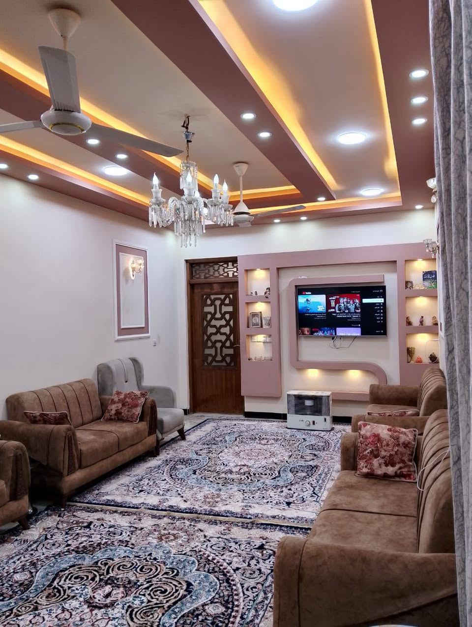 (بسم الله الرحمن الرحيم) 

دار للبيع 

المساحة 170 
الواجهة 8٫50 
النزال 20 

محتويات البيت 
كراج حديقة 
صالة 
5نوم 
مطبخ حار بارد 
صحيات 3 
مساحة درج كبيرة 
بيتونة وسطحين 

📍الموقع الشعب شارع الاسواق المركزية الفرع المقابيل مسبح الشعب 

للاستفسار ***********
***********
او زيارة مكتب المصطفى للعقار
