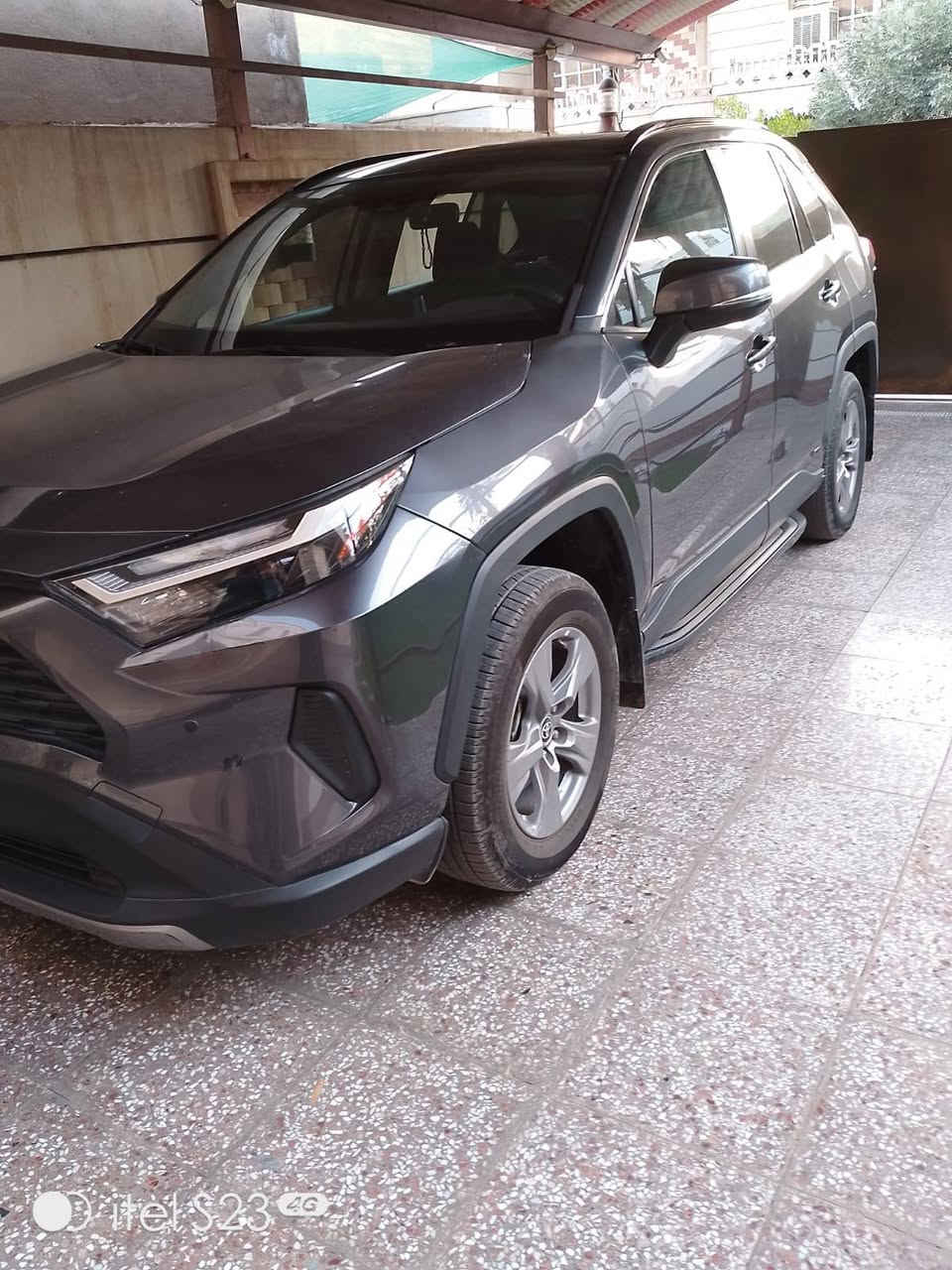 تويوتا راف فور XLE هايبرد موديل 23  مواصفات سلايت بصمة جنطة كهرباء اشاير بالمري رادار امامي و خلفي و جانبي دوسات بلادي اوتو هولد فور ويل  وبعد بيهة مواصفات ماشية 40 الف ميل ايرباك بردة و ستيرن طاك و راجع سستم صور الحادث و رقم الشاصي موجودة بالمنشور السعر 19800 $ و بيهة مجال للشراي ملاحظة بيع فقط بدون مراوس للاتصال *********** بغداد, العراق
