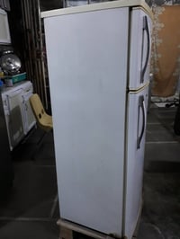 ثلاجه للبيع نضيفه لفريز ثلج بس الجوه بروده قليله سعر 50 وبيه مجال مكان...