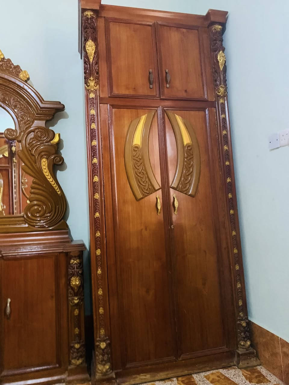 سلام عليكم من رخصه الادمن غرفه خشاب للبيع صاج عراقي نضافه مثل ما موضح بل صوره واحسن الغرفه كنتور 6بوب ومرايه وجربايه كبار السعر مليون وربع (مليون وميتين وخمسين ) وبيه مجال  شي بسيط للتواصل خاص او ع الرقم
***********هاذه عليه وتساب ).

(***********)
