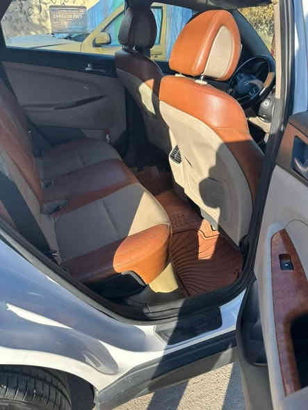 توسان خليجي موديل 2017 ماشيه 198 تخم تاير جديد  باتري جديد مصبوغه احزام  مكان السياره بغداد الاسكان السعر 143 وبيه مجال حك  الجيه للاتصال***********
