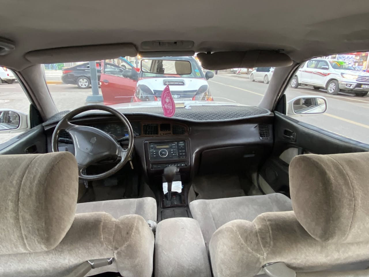 السلام عليكم 
بطه فصل مديل 94 جديده  مكفوله من الكص والنقل الجثه السياره بأسمي والسنويه لل 2029 السعر 58 وبيه مجال بصيط رقم المبايل ***********
