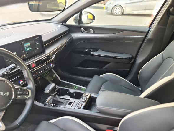 للبيع فقط كيا K5 GT-Line 2025 فول فول مواصفات للأخير اني مستورده ومصلحه على أيدي بدون رقم 
 • الموديل: 2025 الشكل الجديد 
 • الفئة: GT-Line فول بانوراما
 •  أوتوماتيك 8 سرعات
 • المحرك: 4 سلندر  سعة 2.5 
 • العداد: 9000 ميل 
 • شاشة لمس كبيرة متصلة الكترونية (قياس 10.25 )
 • نظام ملاحة GPS
 • نظام صوتي فاخر 
 •شاشة دشبول ديجتل إلكتروني 
 • بلوتوث + تايب سي + أبل كاربلاي + أندرويد أوتو لاسلكي بدون كيبل 
 • شحن لاسلكي للجوال
 • دخول وتشغيل ذكي (بصمة)
 • تشغيل عن بعد
 • مقاعد أمامية كهربائية
 • تسخين المقاعد
 • نظام تكييف مزدوج 
 • إضاءة داخلية LED
 • نظام اختيار وضعيات القيادة (Eco - Sport - Comfort وغيرها)
 • حساسات أمامية وخلفية 360 درجة
 • كاميرا خلفية عالية الدقة
 • أنوار أمامية LED بالكامل
 • أنوار نهارية DRL
 • أنوار خلفية لد متصلة 
 • مرايا كهربائية مع إشارات
 • زوائد رياضية GT-Line
 • نظام تنيبه السائق 
 • حساسات مطر وتحكم أوتوماتيكي بالمساحات
 • نظام إضاءة أمامية اوتماتيك
 • نظام مانع انغلاق المكابح (ABS)
 • نظام الثبات الإلكتروني (ESP)
 • نظام المساعدة في صعود المرتفعات
 • نظام مراقبة ضغط الإطارات (TPMS)
 • نظام تحذير التصادم الأمام
والكثير من المواصفات الاخرى 

السياره بدون رقم باسمي اني المستورد 
الحادث :_ تبديل جاملغ امامي ايمن والبنيد ونصبغن أو دعاميه لون بدون صبغ كل الاغراض اصليه بيه ايرباك ستيرن فقط
السعر :ـ 19500$ وبيه مجال للشراي
للتواصل: اتصال + واتساب ***********
