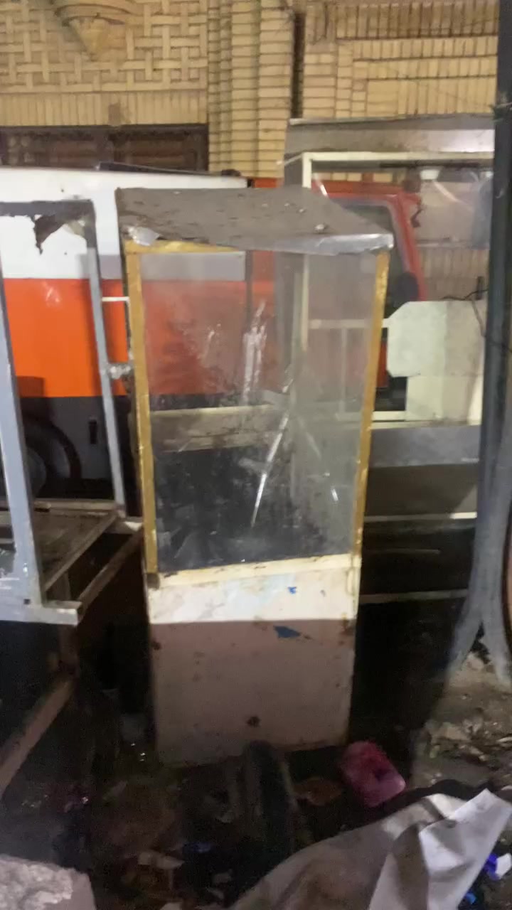 ثنيهن لبيع قيم وخذ بيش مجان أبيعهن ***********
