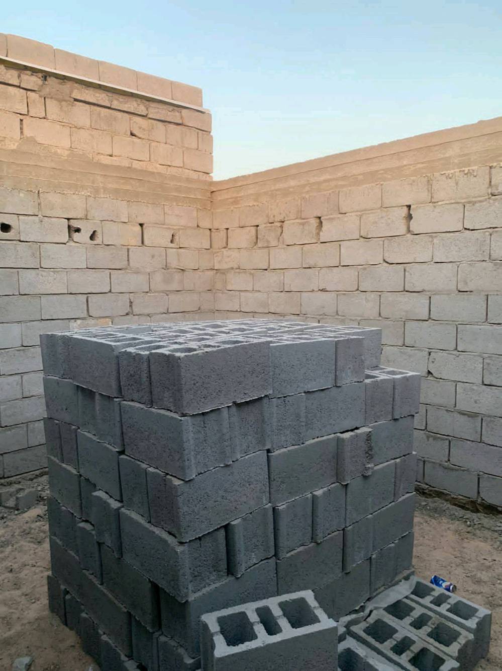 سلام عليكم هيكل وقف سني واصل للرباط أو بي بلوك يوصل للسكف مجاري كامله شغل درجه أوله المساحه 100 /5/20 العنوان أبو الخصيب ابو كوصره شارع الرحمان رقمي *********** سعر 20