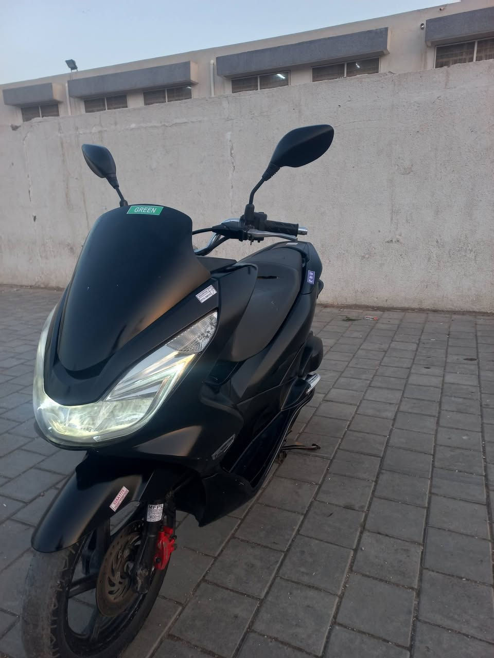 السلام عليكم دراجه بي سي اكس جيل ثاني
 مكينه ١٢٥ خير من ألله 
كهربائيات كيجات كله شغاله
 شلعه معدل فول تراي وين ميعجبك 
السعر مليون وربع مكاني بغداد حي النصر 
***********
