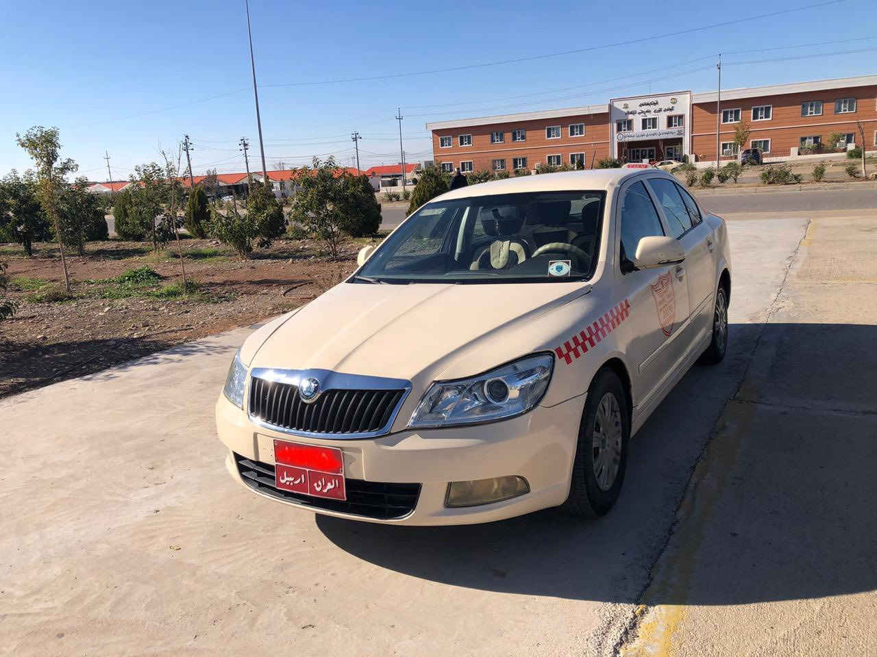 تەکسی سکۆدە٢٠١٢
حیزام نییە بەڵام حیزام دەیفرۆشم
پێشی جەمپی هەیە و پەڕەشوتت نەتەقیوە
گێر و مەکینە بەشەرتە 
سەنەوی بەسەر چوە ٥ وەرەقە غرامەی هەیە.
نرخ ٩٣مجال
***********
+964 750 494 3353
