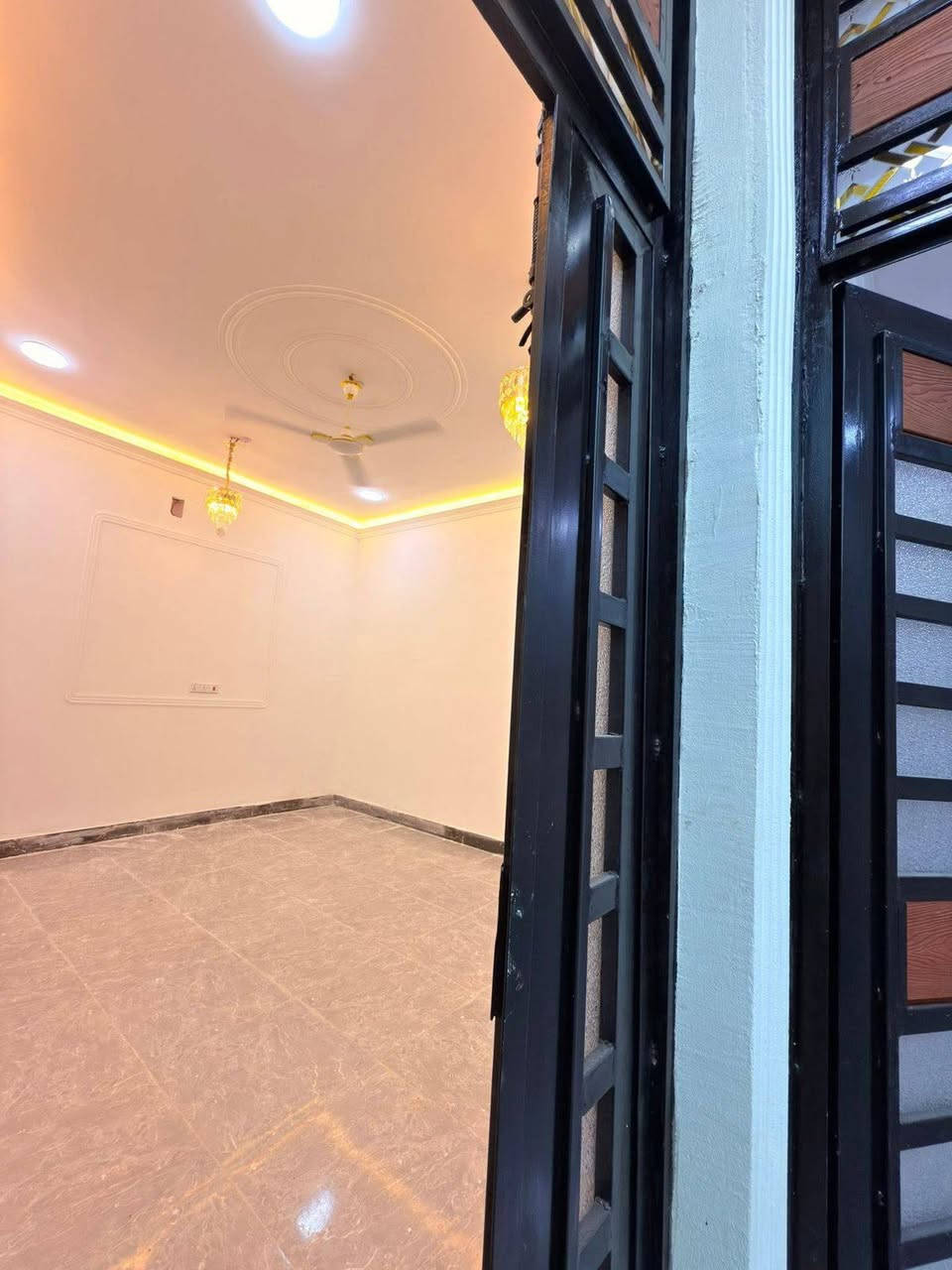 #سلام عليكم وسعد الله أوقاتكم ⁉️🤩 

#دار سكن للبيع بناء حديث 😍 

#المساحه 130 متر ركن 
#وعلى شارع تبليط 10 متر  و كافه الخدمات متوفره 

#يحتوي البيت على غرفتين نوم سويت و ديوان 
#و صاله 
و مناور 
و مطبخ 
و صحيات داخلي و خارجي بيت يخبل ماشاءالله 

#العنوان ببو الخصيب  منطقه كوت الحمداني على شارع تبليط 10 متر موقع راقي قريب على المحكمه

طابو صرف زراعي بأسم عراقي نموذج 25 راعي لارض موجود نفس 
المنطقه 

السعر 85 و قابل للتفاوض 
للاستفسار *********** البصرة, العراق
