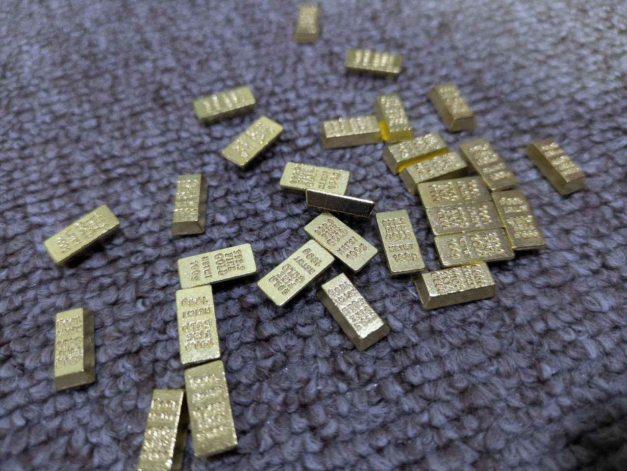 طلعنا 25 قطعة سبائك بهل شكل مكتوب عليها كولد و 999.9 دني فقط ديكور اليفيدنة يدفعلنا بيهن سعر وياخدهن


**إذا كنت صاحب هذا الإعلان وتريد حذفه لأي سبب، رجاءا أرسل رسالة إلى الدعم الفني**