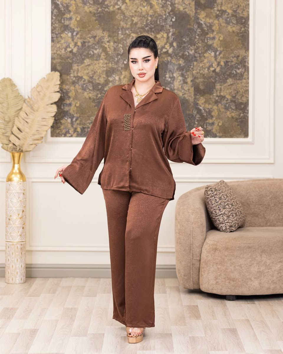 😍 قطعة الأناقة التي تنتظرينها.. سوت نسائي فاخر! 😍
للباحثات عن الرقي والراحة في وقت واحد، وصل حديثاً السوت النسائي بخامة "أكابري حرير" درجة أولى.. ملمس ناعم كالحرير وإطلالة تليق بكِ! ✨
✨ لماذا تختارين هذا السوت؟
الخامة: حرير أكابري (درجة أولى) بارد على الجسم وذو لمعة هادئة وراقية.
التصميم: عصري ومريح يناسب الطلعات والمناسبات العائلية.
القياسات: متوفر بأحجام خاصة (XL / XXL / 3XL) لضمان المقاس المثالي.

متوفر جملة +مفرد 
تواصل معنا دايركت 
ماسنجر+ تلگرام 
معرف تلگرام( gulnar_200)
توصيل بغداد 5 الف 
محافظات 6 الف


**إذا كنت صاحب هذا الإعلان وتريد حذفه لأي سبب، رجاءا أرسل رسالة إلى الدعم الفني**