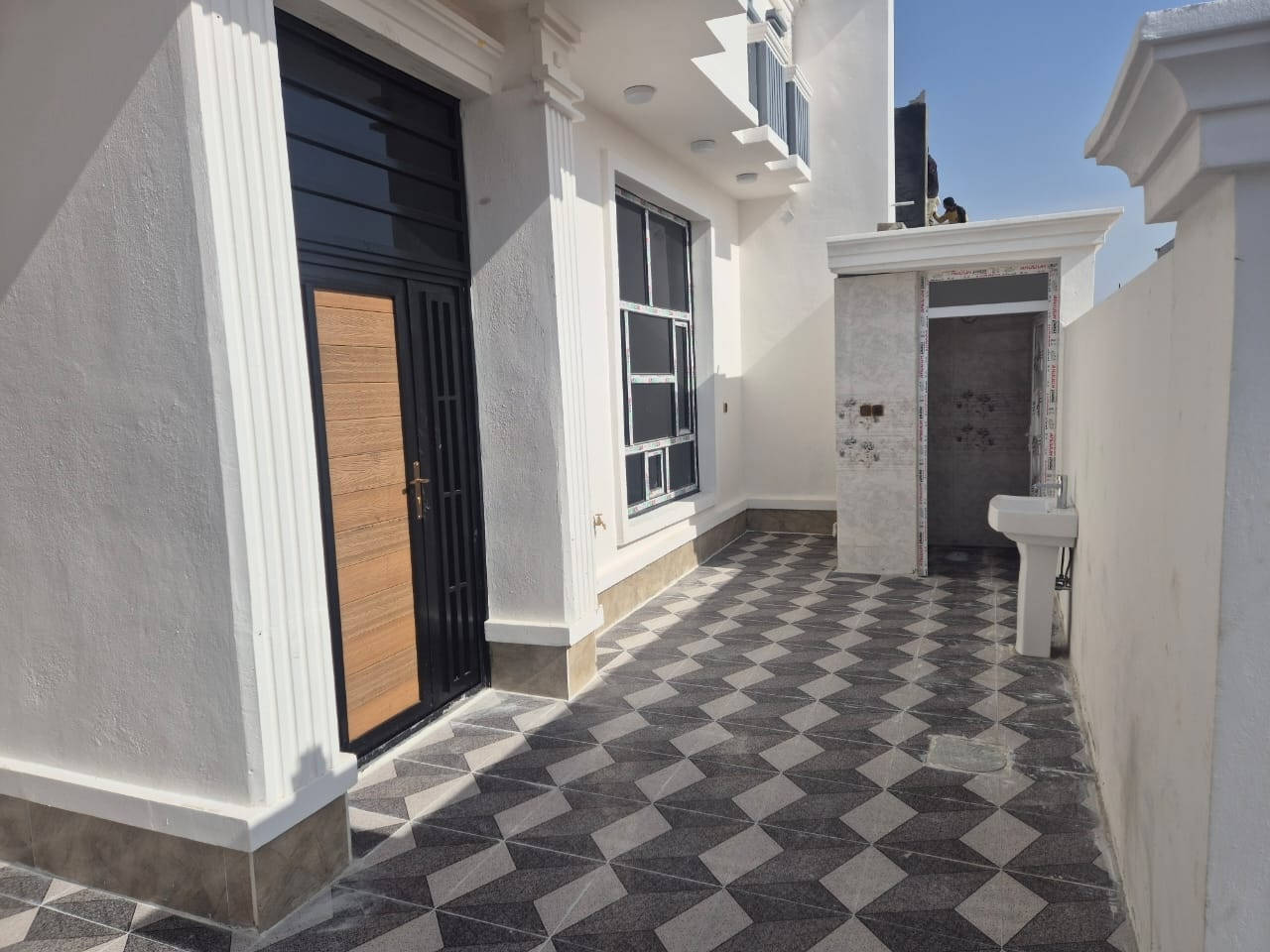 دار طابق واحد مسلح في ال7 كيلو
قرب المدينة المميزة والشارع الرئيسي
في ال 29 الف طابو صرف
المساحة/ 240 متر
الوجه/ 12 متر
الشارع/ 10 متر 
الدار يحتوي على/
كلدور واستقبال وصاله 
وغرفتين نوم ومطبخ حار وبارد 
ومجمع صحيات داخل وخارج ومنور داير
وصاله في الطابق الثاني وسطحين
* البناء حجر وسمنت سنة 2025/2026 *
* الارضية بورسلين 
* المطبخ والصحيات فرفوري
* حزام سيراميك 1.20 متر
* الدار جديد وجاهز للسكن *
السعر/ 115 مليون وبيه مجال
للاستفسار 
مكتب ابو مصطفى للعقار في الرمادي حي المعلمين 
قرب فلكة الفرسان مقابل مصرف الخليج التجاري 
هاتف 
محمد  ***********
مثنى  ***********
يتوفر (واتساب) على نفس الارقام
