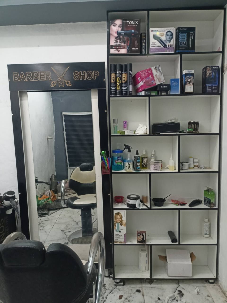 السلام عليكم
محل حلاقة كامل للبيع 
ديالى الغالبية ***********
