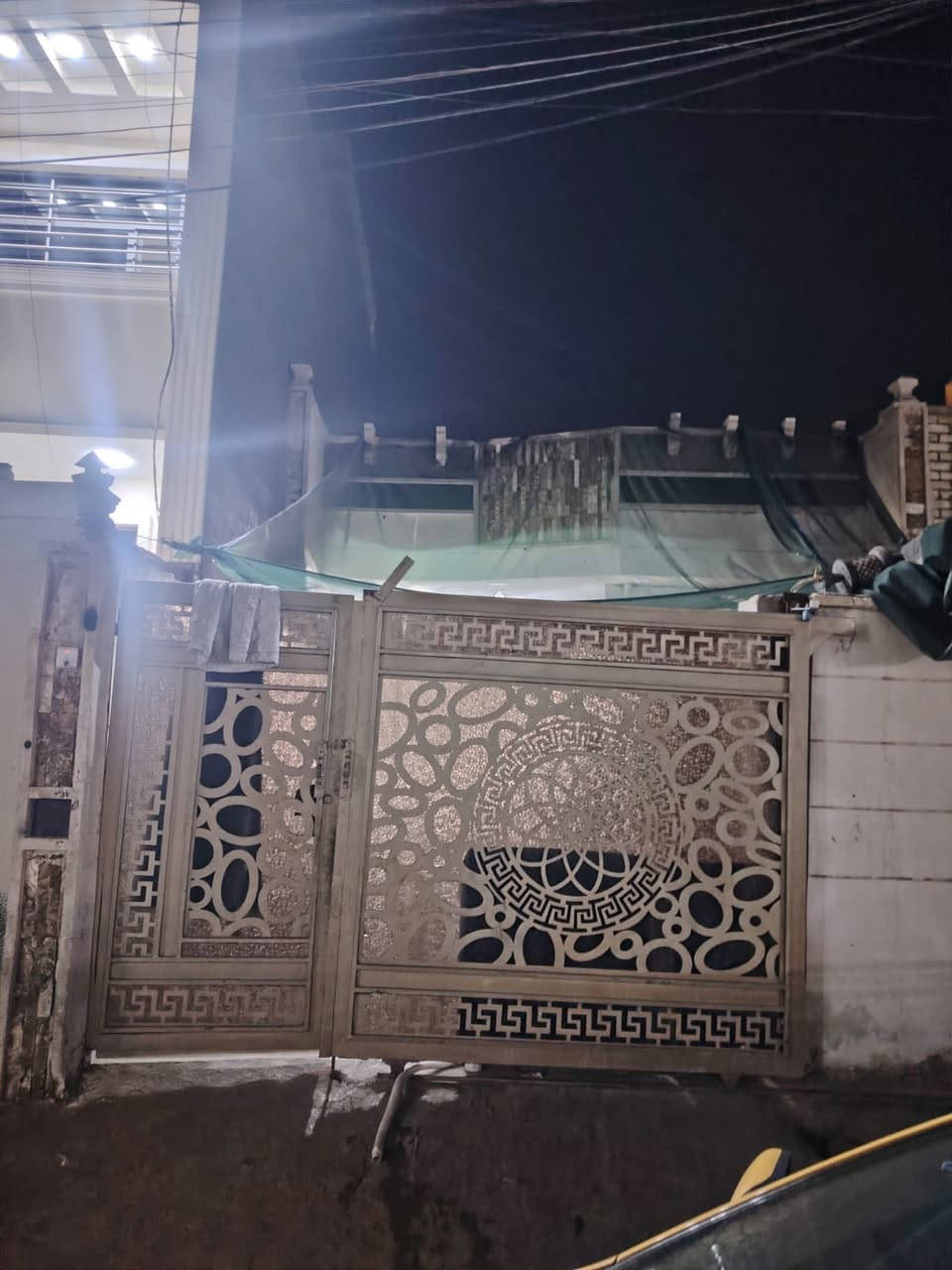 السلام عليكم...
دار للبيع طابق واحد وبيتونه كبيرة ... بسعر مناسب وبيع مستعجل يصلح استثمار...طابو صرف ..المحموديه حي السلام بالقرب من المدراس الصينيه  بشارع حسينه ام البنين ع...المساحة ١٥٠ م ... البيت جاهز للسكن ... البيت احلى من الصور بالواقع 
يحتوي على ... كراج وصحيات خارجيه واستقبال ومطبخ وهول داخلي وغرفتين نوم .... للاستفسار مراسلة***********     السعر ١٣٨
