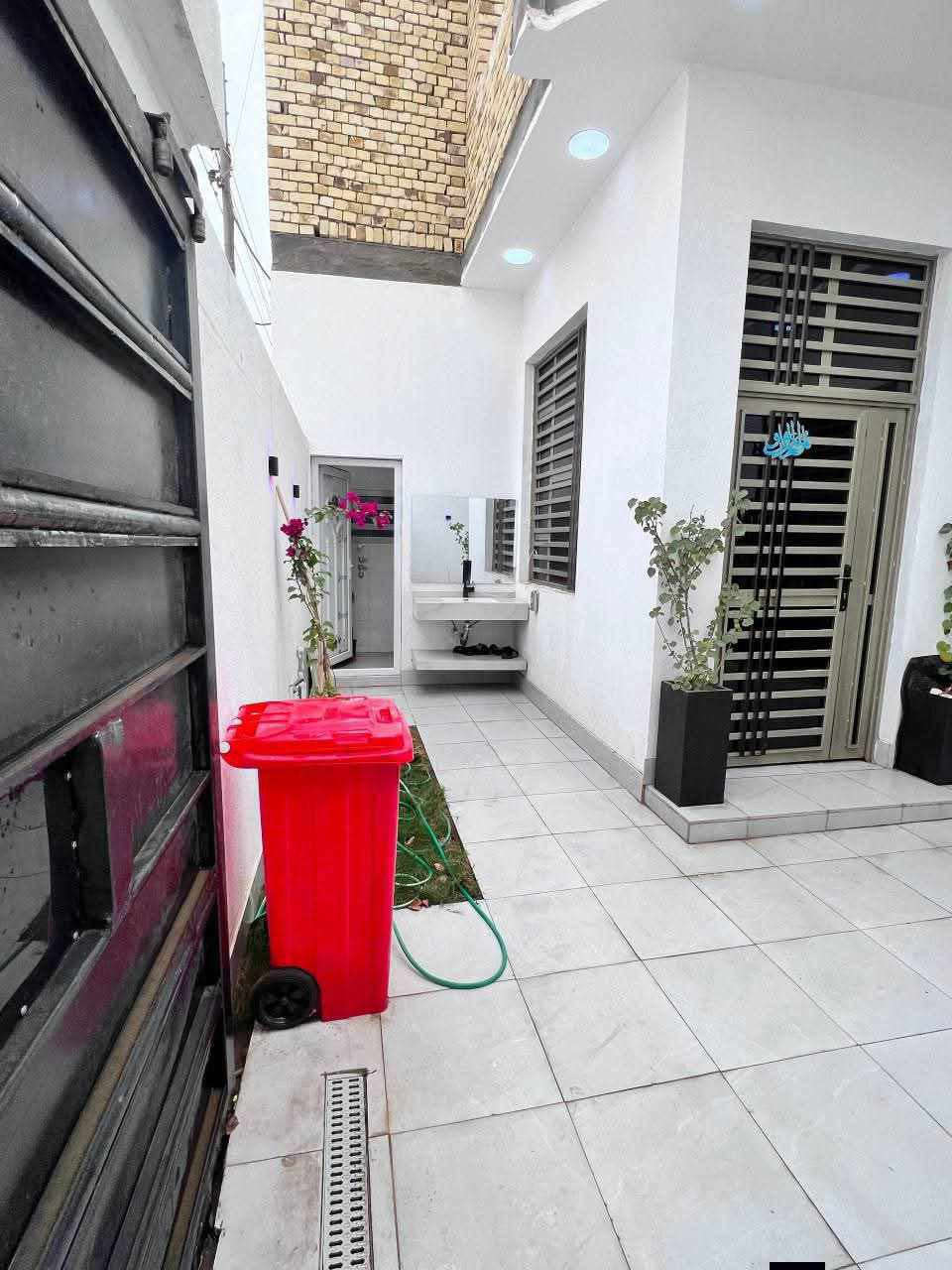 #دار_للبيع

📍الموقع/حي الباقر 

📐المساحة/ ٢٠٠م مربع طابو صرف

سنة البناء:٢٠٢٥

🔺يتكون من:

 الطابق الاول  طرمة وحديقة وحمام خارجي سخانة ومغسلته جديد ومراية إنارة تدفئة لمس

مطبخ  حار ومطبخ بارد 

ومناور اثنين 

وحمام داخلي كبير 

 واستقبال وغرفتين  وصالة

 الطابق الثاني الصالة كاملة والدرج والسطح معزول عن الصالة 

 وغرفتين ومخزن وصحيات بوحدة من الغرف

الغرف مامسكوفات المخزن مسكوف والصالة مبيضة  وكاملة يعني الطابق الثاني كاملة منه الصالة والسطح أما جهة الغرف هيكل مسكوف فقط المخزن 

البيت زيرو يحتوي على ٥ سبالت شد جديد اثنين كنتوري ٣ عمودي+ماطور سخانات اثنين ونظام تصفية ماء 

🔺لمعرفة السعر علق بـ تم 

للأستعلام والاستفسار:
موقع المكتب / الشطرة - قرب مدرسة الحدباء-مجاورحسينية خدام ال محمد
*********** مرتضى العلي
*********** علي ايهاب
