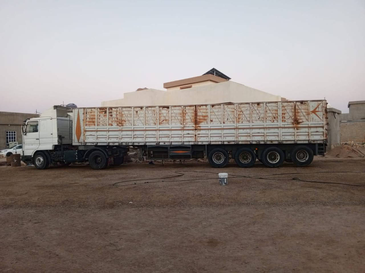 السلام عليكم ورحمة الله
سكانيه موديل 95بطه للبيع 

هيه وعربانه تريد بس راس 

السعر 230 رقم بصرة 

السياره خير من الله  
*********** يوجد واتساب
