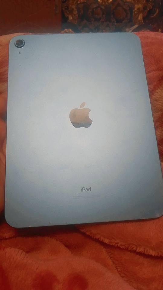 ايباد 10للبيع بطاريه 90 كارتونه بي نقص شاحنه فقط مكاني بغداد البنوك سعره 350وبي مجال للشراي ***********
