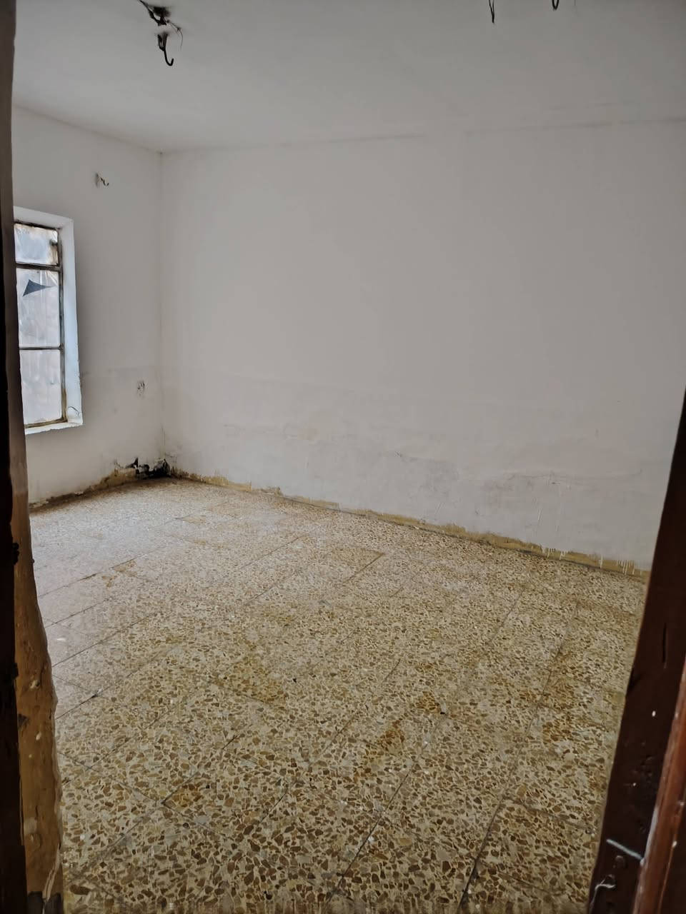 بيت طابق ارضي للاجار مساحة 150 مكون من غرف ومطبخ وصالة ومطبخ حار  واستقبال وهول السعر 350 للاستفسار *********** المكان حي العامل قرب مستوصف حي العامل منطقة الثامنة المدارس قريبة علية
