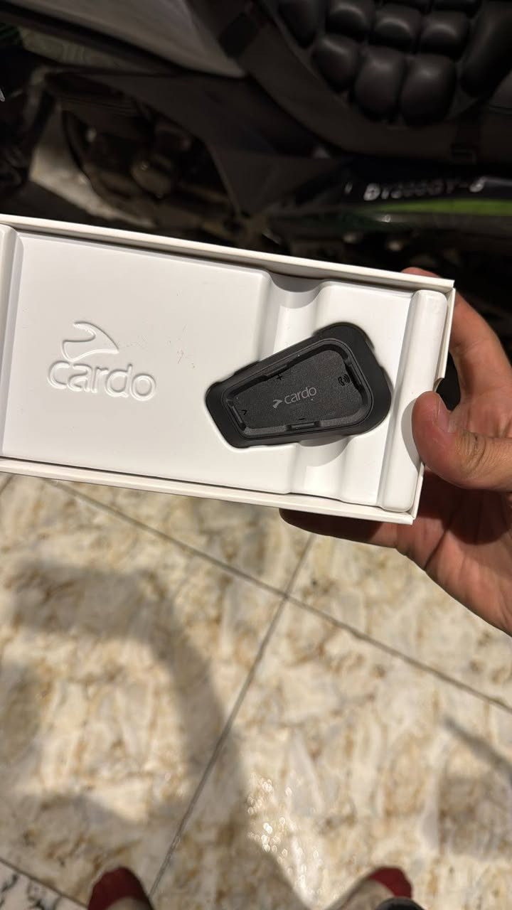 السلام عليكم
الغنيه عن التعريف *Cardo Spirit*
نظام الاتصال الداخلي (Intercom): يدعم الاتصال بين راكبين (سائق وراكب آخر) بمدى يصل إلى 400 متر. 
تقنية الصوت: مزود بمكبرات صوت بحجم 32 مم. 
الاتصال: يعتمد على تقنية Bluetooth 5.2 للاتصال بالهاتف الذكي أو أجهزة الـ GPS. 
التصميم: يتميز بتصميم مقاوم للماء بالكامل، مما يجعله مناسباً للاستخدام في مختلف الظروف الجوية. 
مميزات إضافية: يدعم تحديثات البرامج عبر الهواء (Over-the-Air) باستخدام تطبيق Cardo Connect.
والسعر 110 (***********) واتساب
