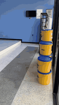 السلام عليكم .

محل جاهز للأيجار يصلح ( حلاقه . مكتب عقار . اسواق )
 مجهز بديكورات حديثه وتشطيب جديد كما موضح بالصور ومساحه واسعه بموقع مميز .

📍الكراده / خدمي جسر الربيعي 
📞 للتواصل / ***********
