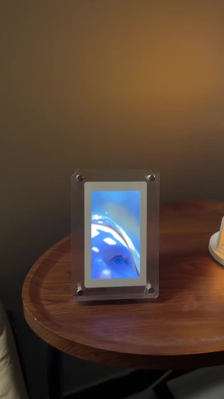 ✨ رجّع ذكرياتك للحياة بصورة وصوت 🎶

📸 إطار رقمي أنيق يعرض صورك وفيديوهاتك بجودة عالية.

🎁 هدية مثالية لكل المناسبات – زفاف، تخرج، عيد ميلاد.

🔊 صوت ستيريو واضح وتجربة مشاهدة غامرة.

🔋 بطارية قابلة للشحن وتشغيل مستقل أو بالكهرباء.

⚡ تحميل سهل عبر USB-C – فقط انسخ الصور والفيديوهات.

💎 تصميم أكريلك فاخر يزيّن بيتك أو مكتبك.


**إذا كنت صاحب هذا الإعلان وتريد حذفه لأي سبب، رجاءا أرسل رسالة إلى الدعم الفني**