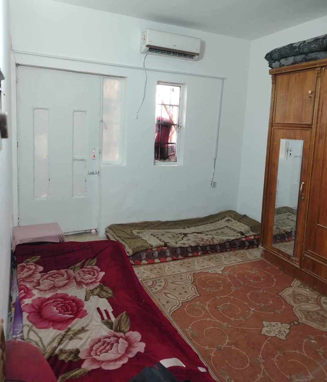 شقه للبيع
الزعفرانيه شقق سعيدة
شارع الموظفين طابق ثالث مع السطح فارغ ونظيف 
للاستفسار ***********
