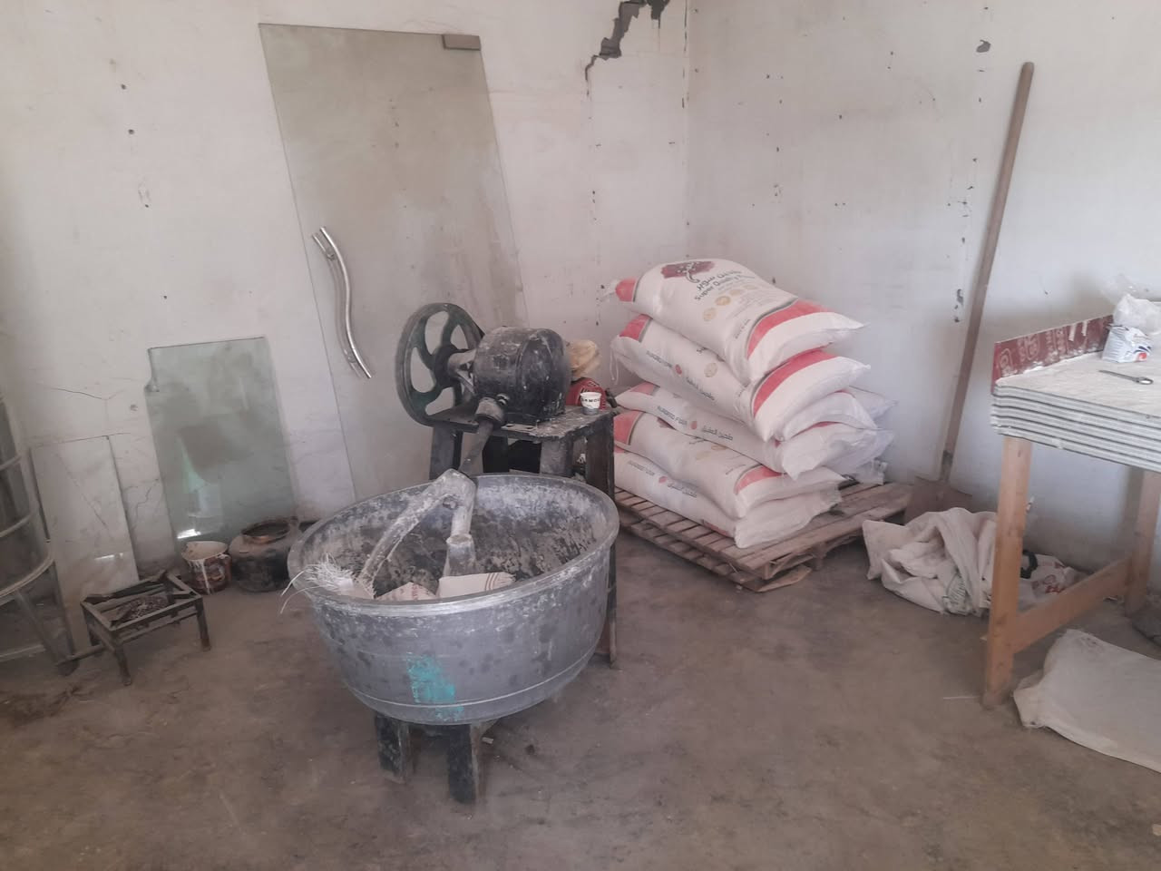 مخبز للبيع لعدم التفرغ كلشي جاهز بس تفتح *********** الهارونيه قيصريه عباس طبره
