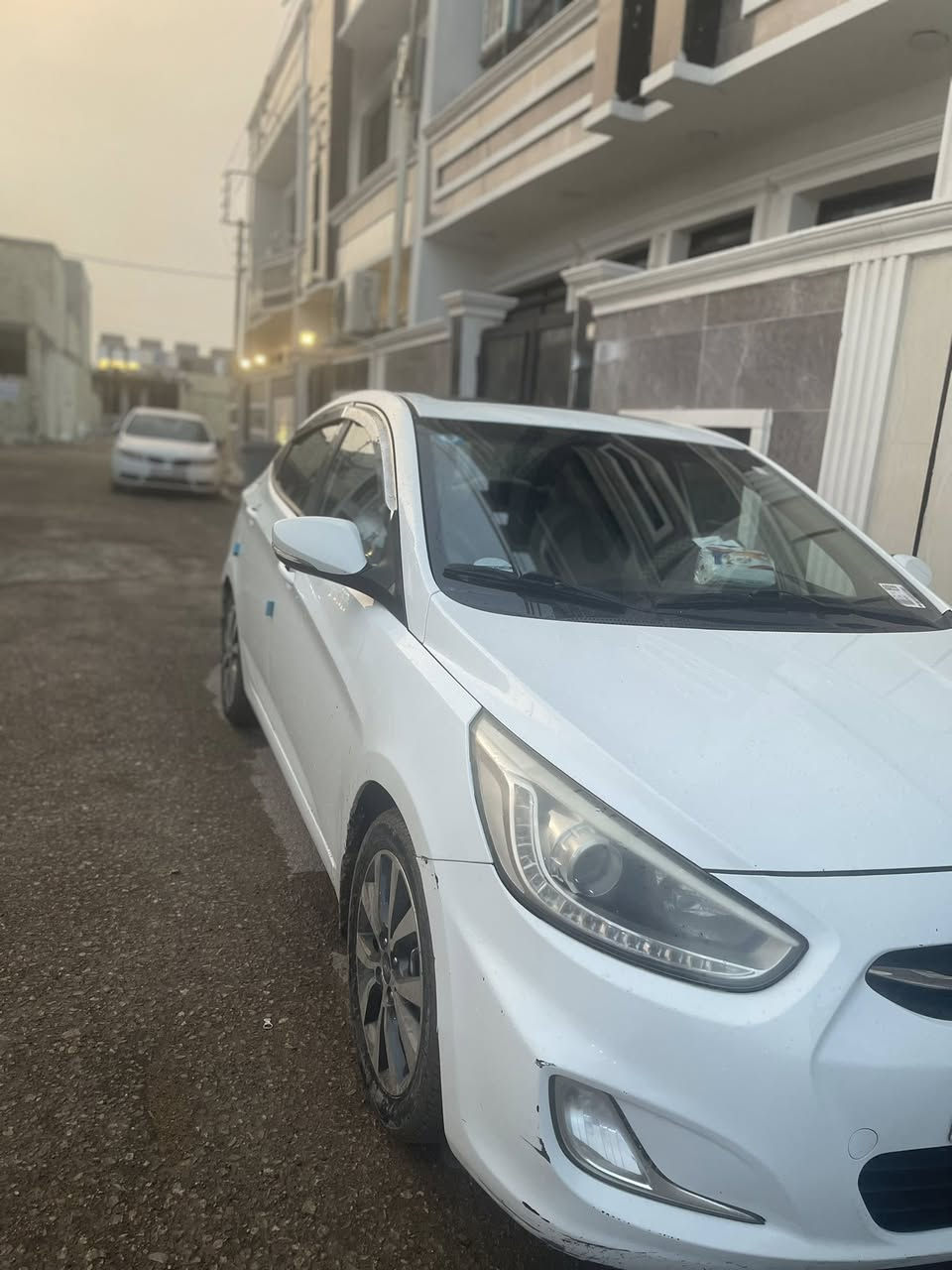 السلام عليكم 
للبيع اكسنت 2016 
خليجي ماشيه 99 الف فقط 
رقم بغداد الجديد 
محرك 1600 قطرتين
فول مواصفات 
فتحه سقف…اشاير بلمري
5ويل كب …اشاير مري…
شاشه +كامره دواره وباقي المواصفات معروفه 
بدون صبغ فقط صبغ بلباب الي خلف السايق بسيط و تكحيلات بصيط… كير مكينه خير من لله 
السعر /115 وبيها مجال بسيط و موجود سونارها مع الصور
العنوان: بغداد الدوره
(***********) اتصال
