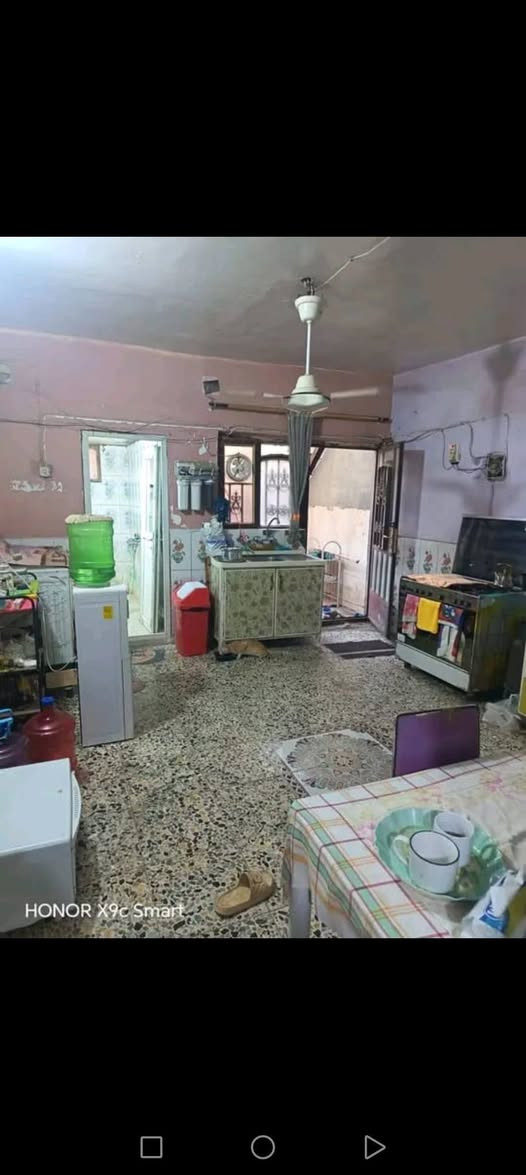منزل للبيع /٨٠متر /واجهة /٤ يحتوي على /٢غرف /+هول +مطبخ وخدمات /بيت يحتاج ترميم موقع ممتاز /شهداء البياع خلف الشارع العام /الاستفسار على هذا الرقم /***********السعر مناسب
