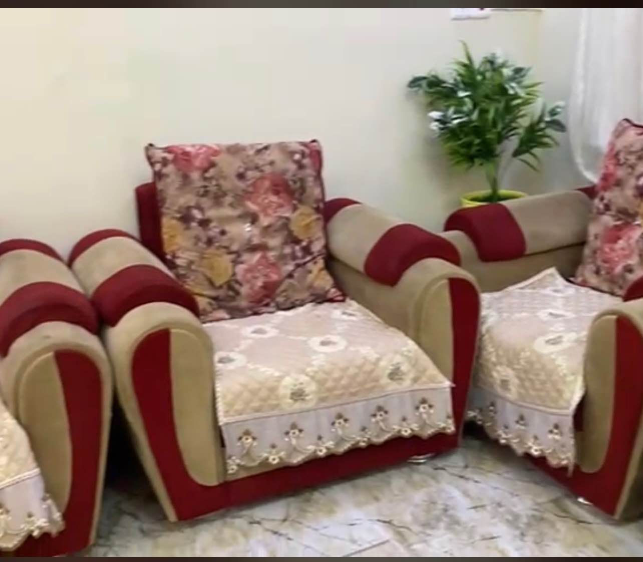 طخم قنفات 10 مقاعد مستعمل نظيف بدون كسر
يتالف من 2 قنفه ثلاثية وقنفة ثنائية و 2 مفردات البصرة, العراق


**إذا كنت صاحب هذا الإعلان وتريد حذفه لأي سبب، رجاءا أرسل رسالة إلى الدعم الفني**