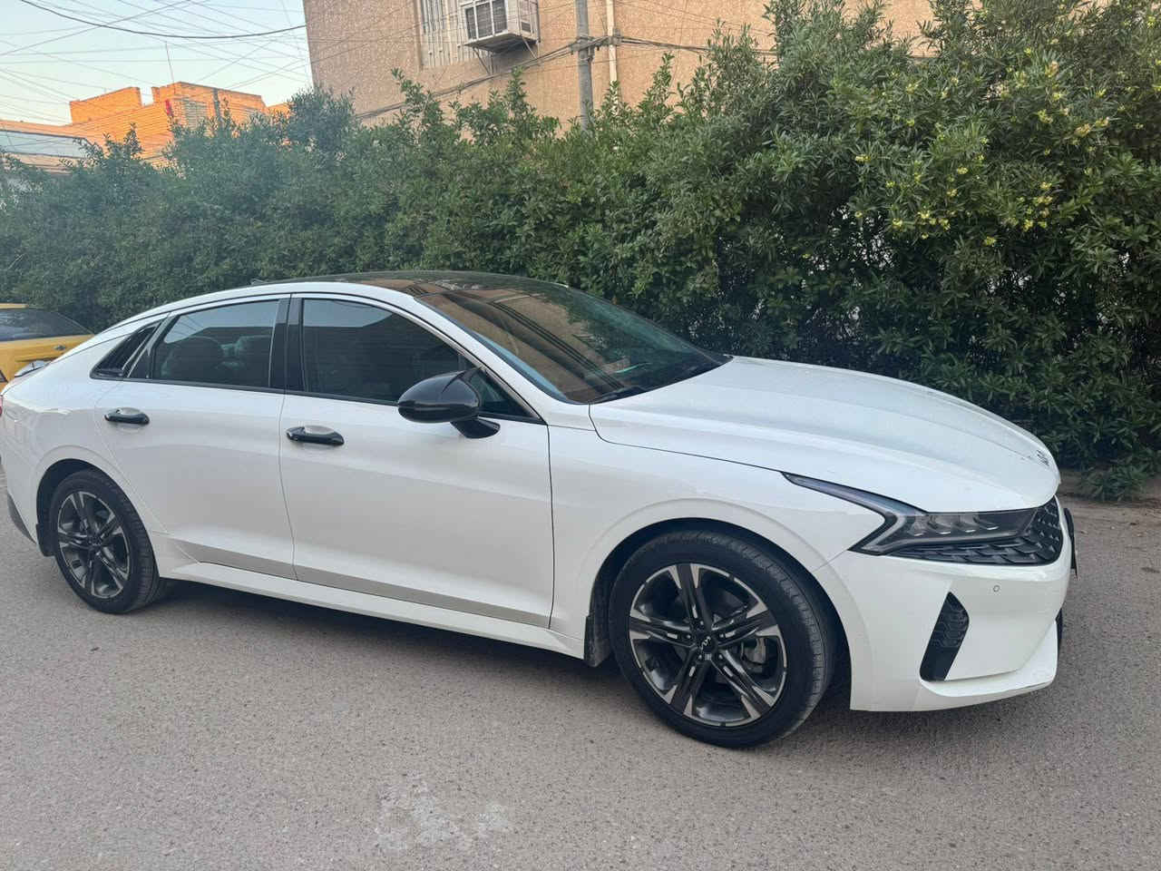 سلام عليكم
K5خليجي مكفوله كفاله عامه 
سياره فول بصيمه فتحه بل سقف 
ماشيه 36 سياره بسمي رقم بغداد 
مكاني بغداد الكرخ 
***********
