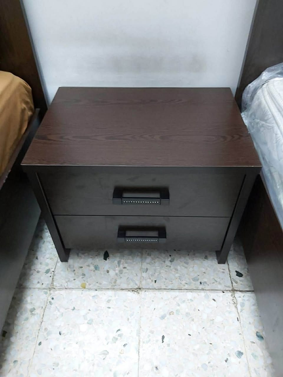 السلام عليكم غراض للبيع 
شاشة حجم 32 بدون نت+ ميز 90 الف 
ثلاجة LG حجم وسط جديدة 150 الف 
كومدي + سريرين نظيفة جداً +دوشك 100 الف 
كنتور 3 بوب 100 الف التواصل ***********
