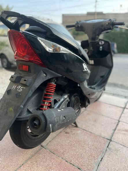 السلام عليكم دراجة ثعلب رمبة للبيع الدراجة رمبة وليس مال شارع اوراق معرض موجودة ومنفيس موجود ماخذها قبل 3 اشهر تقريبا الدراجة حيل حيل جديدة اتعب شگد ما اكول جديدة مكفولة من التاير للتاير دهن كلة امزويل وبانزين محسن السعر 900 وبيها مجال بسيط مكاني بغداد الحرية قرب الضريبة للاستفسار ***********
