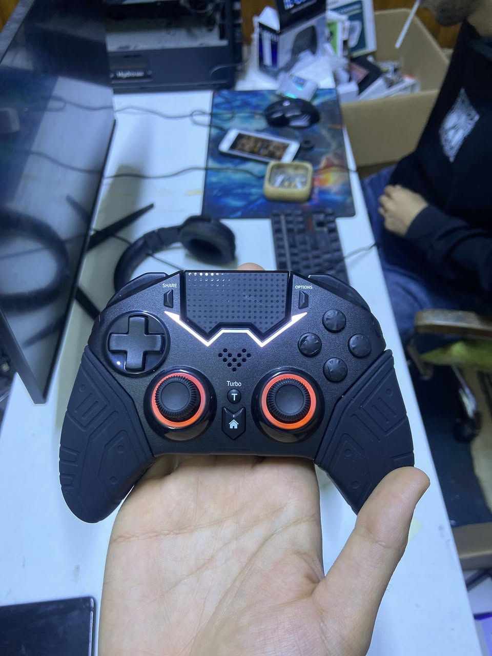 جوستك احترافي للبيع جديد ما مفتوح 

مميزاتة : 
• ازرار خلفية للسيطرة الكاملة 

• ميزة ال Turbo بضغطة وحدة تخلي الرمي تلقائي وسريع جداً بألعاب الحرب

• الإضاءة RGB كاملة يم الـ "گيورة" وفوگ الـ "گيورة" (Touchpad).

• تشتغل على كل الاجهزة اندرويد ، ايفون ، IOS , ANDROID  
   PS3 , PS4 , PC  

• قبضة مريحة سيلكون جلاتينية تنطيك راحة بالاستخدام لساعات طويلة 

السعر : 30 الف 
العنوان : بغداد - الزعفرانية - الاربع شوارع 
يوجد توصيل لكل العراق 🚚
للحجز خاص او تعال واتساب 
***********
