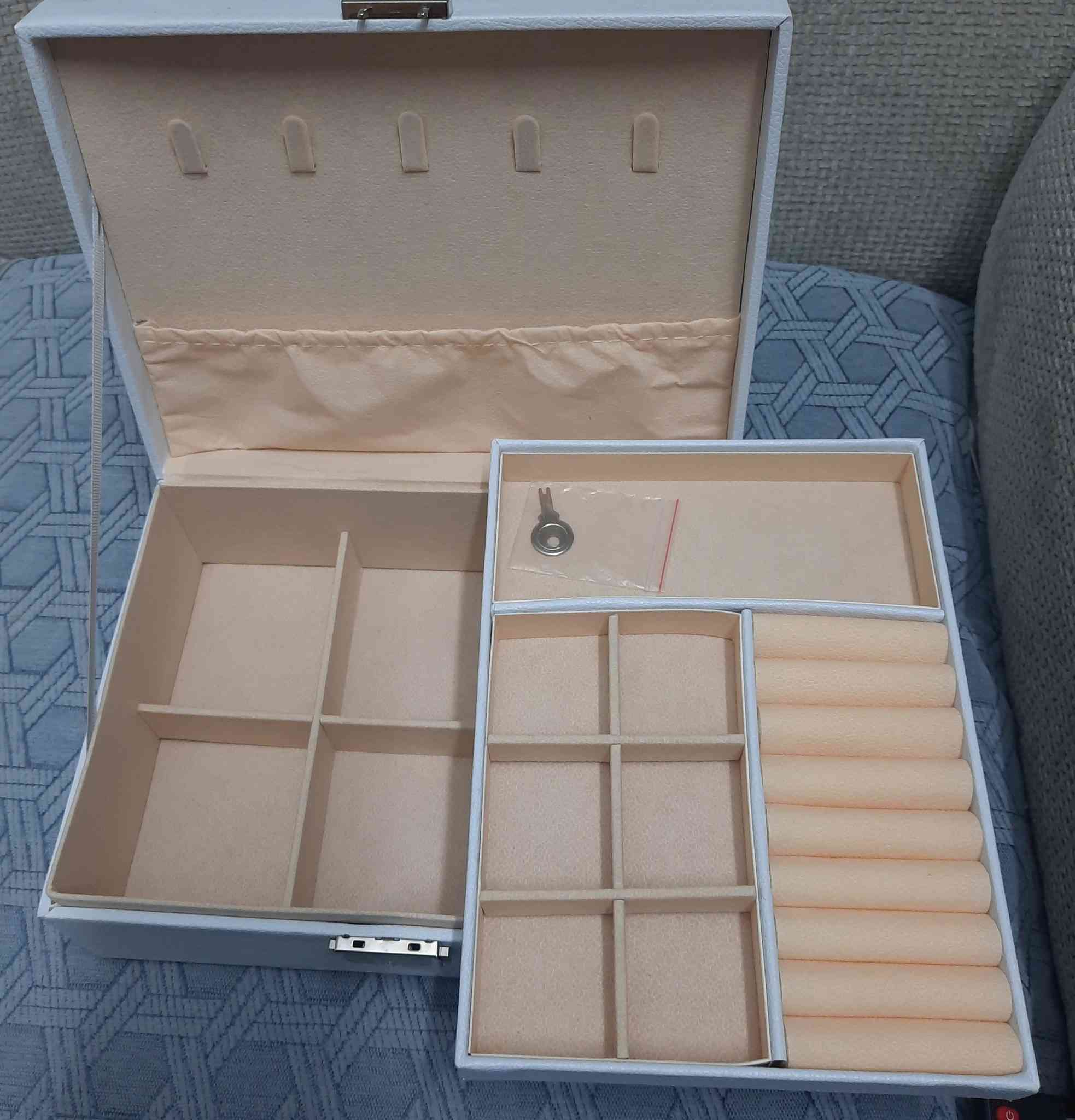 صندوق اكسسوار جلد طبيعي مع المفتاح . غير مستخدم .


**إذا كنت صاحب هذا الإعلان وتريد حذفه لأي سبب، رجاءا أرسل رسالة إلى الدعم الفني**