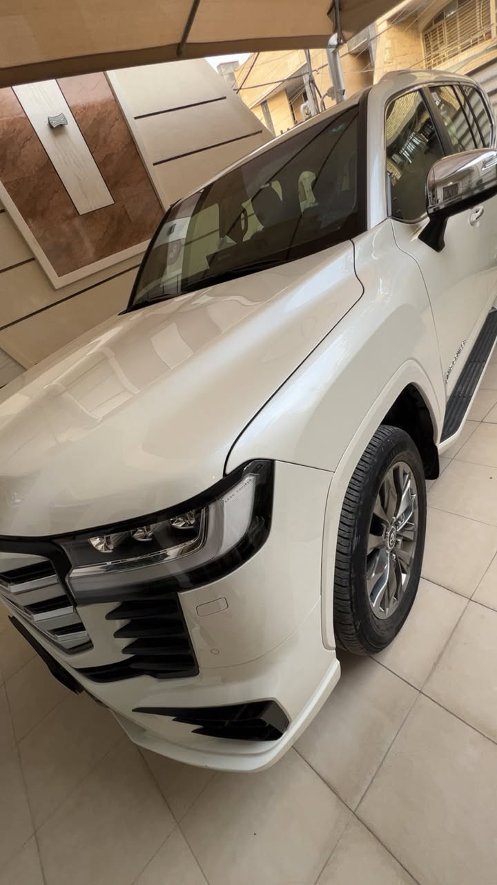 سلام عليكم للبيع لاند كروزر 2024 vx لمتد بريم ماشيه17الف السياره فول مواصفات معروف الvx كامرات كشنات كهرباء السبعه راكب ايضاً كهرباء كشنات تدفئه وتبريد يعني معروفه مواصفاتها السعر 76.500$ الاستفسار  اتصال ع الرقم ***********
