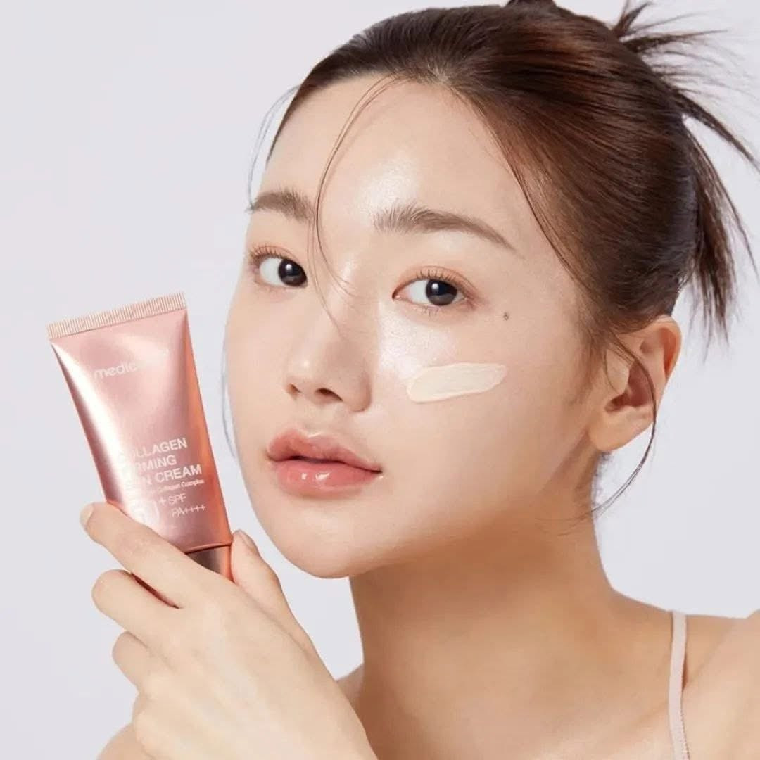 واقي الشمس ☀️
MEDICUBE COLLAGEN FIRMING SUN CREAM SPF50

يتميز بالعديد من الفوائد التي تجعله إضافة ضرورية لروتين العناية بالبشرة: 

✨ حماية فائقة: يحتوي على SPF 50+ PA++++ لحماية البشرة من أشعة الشمس الضارة، بما في ذلك الأشعة فوق البنفسجية UVA وUVB. 
💧 ترطيب عميق: غني بـحمض الهيالورونيك الذي يحافظ على رطوبة البشرة، ويمنع الجفاف الناتج عن التعرض للشمس. 
🧖‍♀️ تحسين مظهر البشرة: يحتوي على كولاجين قابل للذوبان، مما يساعد في تعزيز مرونة البشرة ويمنحها مظهراً مشدوداً ومشرقاً. 
🎭 ملمس خفيف غير دهني: تركيبته خفيفة وسريعة الامتصاص، لا تترك أثرًا دهنيًا أو طبقة بيضاء مزعجة على البشرة. 
💎 مناسب لجميع أنواع البشرة: بفضل تركيبته اللطيفة
يناسب البشرة الحساسة والدهنية والجافة دون أن يسبب تهيجاً. 
🔄 مفعول طويل الأمد: يوفر حماية تدوم لساعات، مع إمكانية إعادة التطبيق للحفاظ على الفعالية. 

🛡️ مثالي للحماية اليومية دون القلق من تأثير الشمس!


**إذا كنت صاحب هذا الإعلان وتريد حذفه لأي سبب، رجاءا أرسل رسالة إلى الدعم الفني**