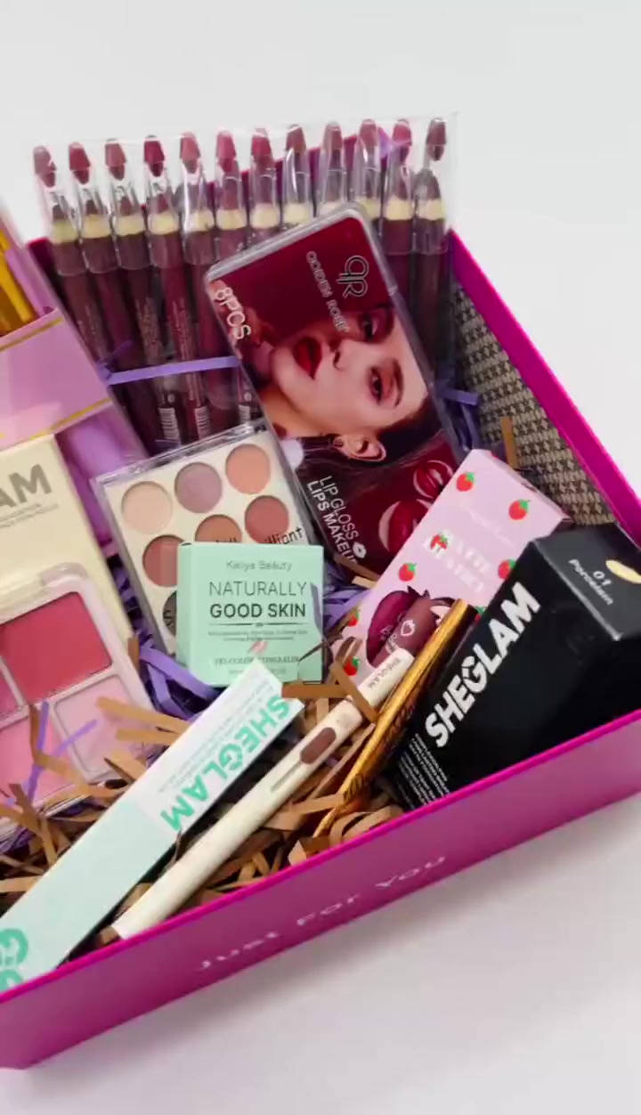 لأنج تستاهلين الدلال كله
خلي هالفالنتاين غير ويا باكج الجمال الكامل 
مجموعة متكاملة تخلي إطلالتج رومانسية وجذابة من أول لمسة!
▫️ محتويات العرض:
▪️ مجموعة محدد الشفاه (Lip Liner Set) – ألوان ثابتة تناسب كل الروج
▪️طقم روج سائل مات (Matte Liquid Lipstick Set) – درجات حمراء ورومانسية جذابة
▪️روج قلم كريمي (Cream Lipstick Pen) – سهل الاستخدام وثابت
▪️باليت ظلال عيون 9 ألوان (Eyeshadow Palette 9 Colors) – درجات ناعمة ودافئة
▪️باليت بلاشر 4 ألوان (Blush Palette 4 Colors) – توريد طبيعي ولمسة حيوية
▪️بودرة مضغوطة SHEGLAM (Sheglam Pressed Powder) – تثبيت ولمسة مخملية
▪️كونسيلر SHEGLAM Mini (Sheglam Mini Concealer) – تغطية مثالية للهالات والعيوب
▪️مجموعة فرش مكياج 12 قطعة (Makeup Brush Set 12 pcs) – تطبيق احترافي وسلس
▪️آيلاينر ذهبي (Gold Eyeliner Pen) – تحديد دقيق وثابت
▪️كونسيلر ستيك (Concealer Stick) – إضاءة وتغطية سريعة
▪️علبة هدية فاخرة (Luxury Gift Box) – جاهزة للتقديم بأجمل شكل


**إذا كنت صاحب هذا الإعلان وتريد حذفه لأي سبب، رجاءا أرسل رسالة إلى الدعم الفني**