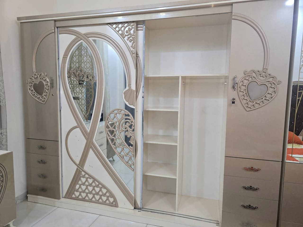 السلام عليكم                                                                   غرفه للبيع استعمال قليل                                                مكاني ديوانيه حي العسكري                                             السعر اتصل ع الرقم ***********
