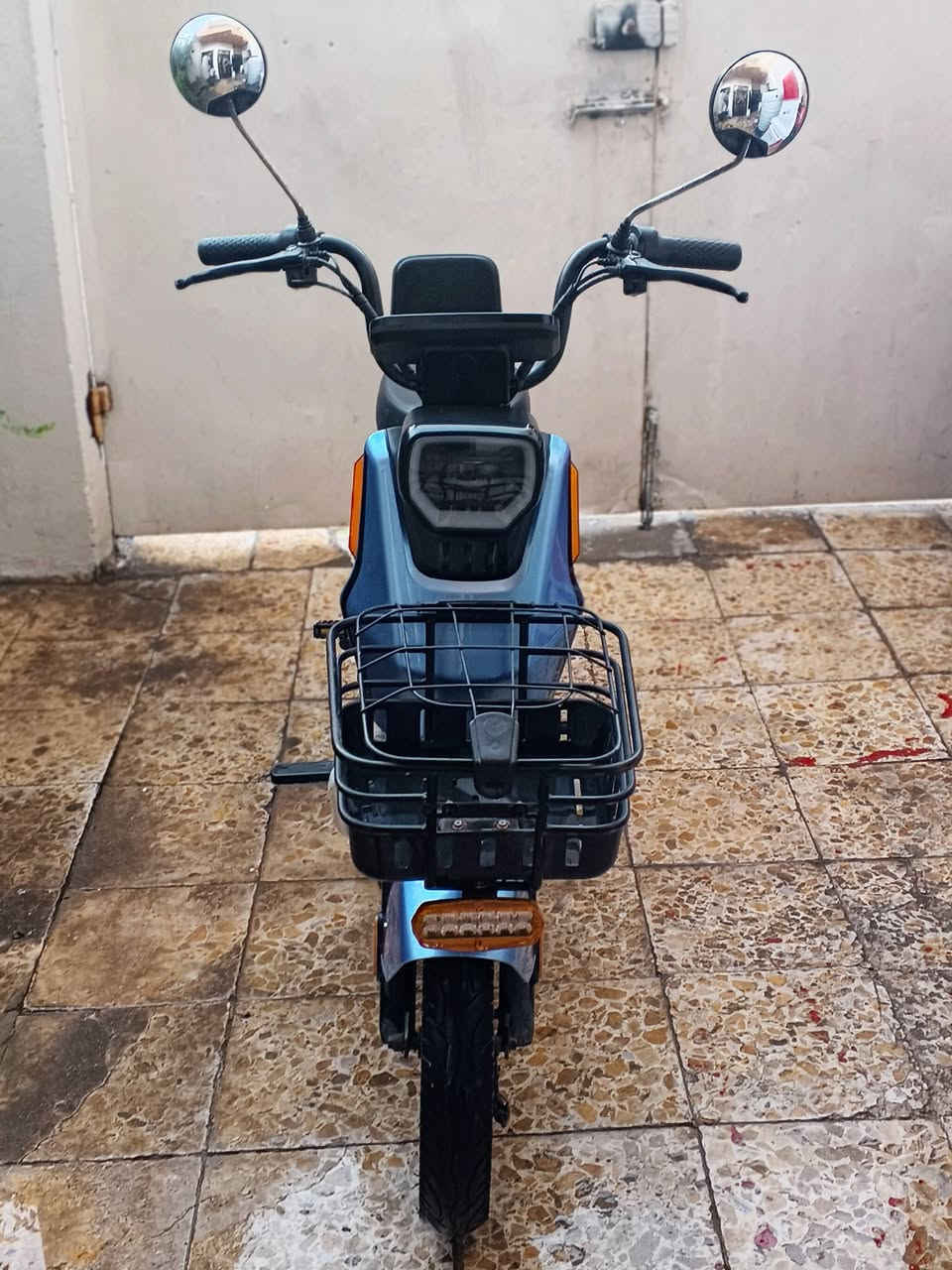 سلام عليكم بايسكل شحن للبيع مستعجل على بيعته سعره 400وبي مجال قليل حك الجيه المكان كربلاء حي الاطباء قرب مطعم ستار الحسناوي *********** موجود واتساب واتصال
