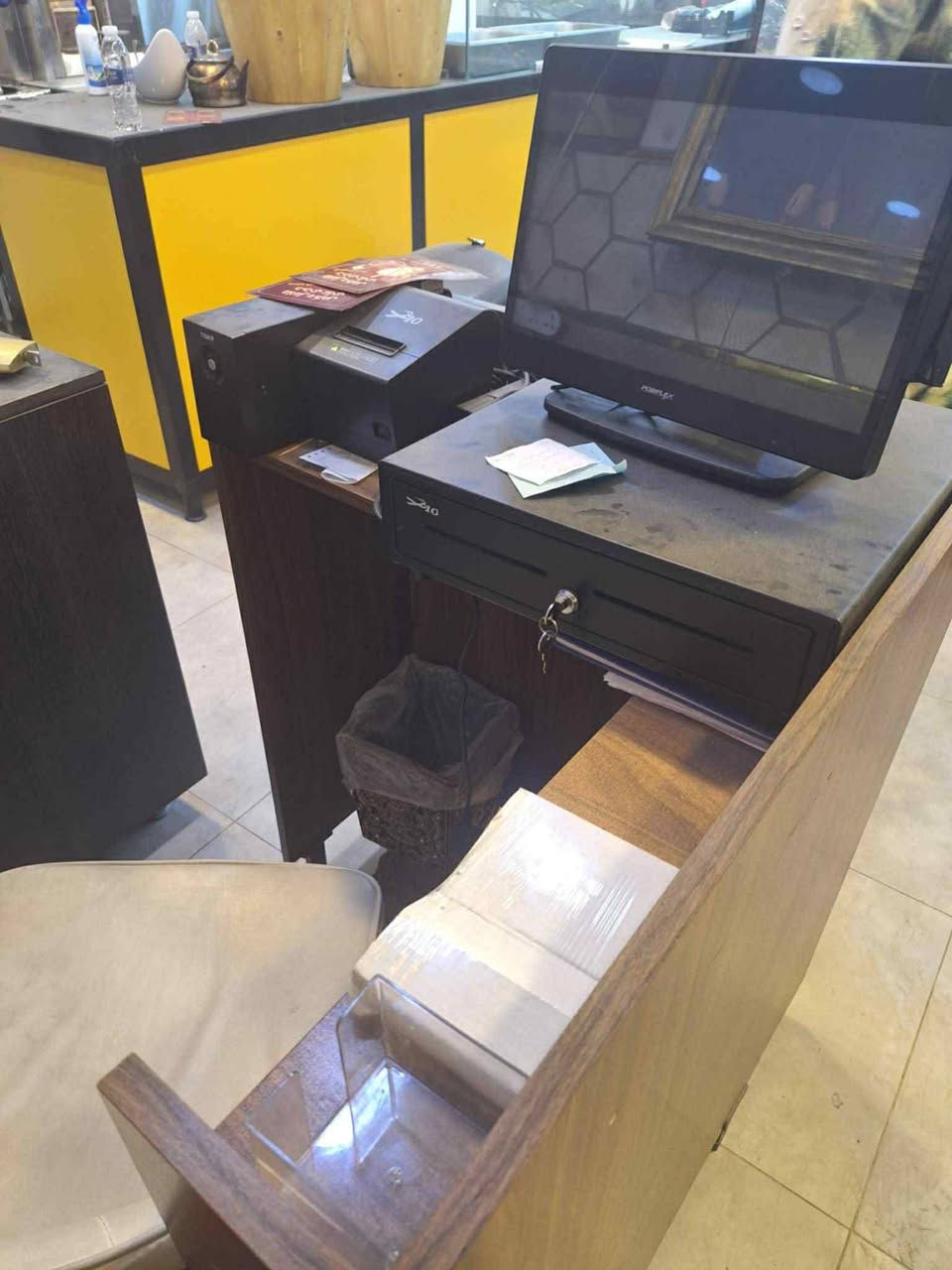 كاشير كامل للبيع بسعر 600$
شاشة كمبيوتر تاتش +طابعه فواتير + درج معدن نقدي+ دبل ماوس +كيبورت اضافي + ميز + بوفيه 
برنامج مطعم مفتوح مدى الحياة بدون اي اشتراكات 
للاستفسار 
***********
